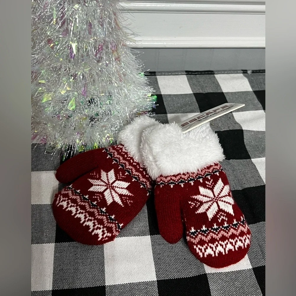 NWT-❄️❄️ Little Girl Snowflake with Fleece Trim Mittens